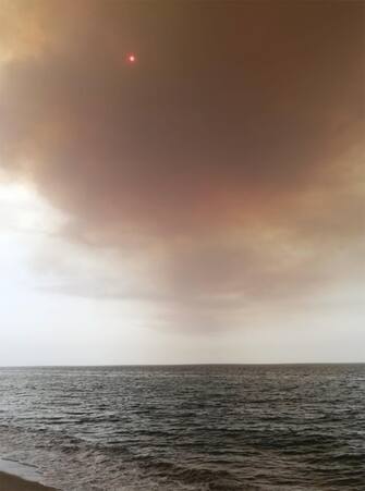 Il fumo causato da un incendio sulla spiaggia di Roccella Jonica