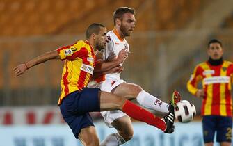 LECCE, ITALY - MARCH 04:  Guillermo Giacomazzi (L) of Lecce battles for the ball with Daniele De Rossi of Roma during the Serie A match between US Lecce and AS Roma at Stadio Via del Mare on March 4, 2011 in Lecce, Italy.  (Photo by Maurizio Lagana/Getty Images)