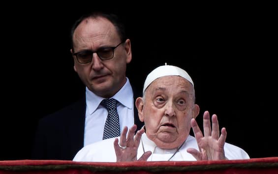massimiliano strappetti l infermiere rimasto accanto a papa francesco fino all ultimo