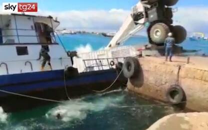 Ecuador, chiatta con 2mila litri di diesel si rovescia in mare. VIDEO