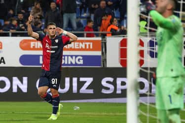 Cagliari's Roberto Piccoli jubilates after scoring the goal 1-0 during the Italian Serie A soccer match Cagliari calcio vs Hellas Verona at the Unipol domus in Cagliari, Italy, 29 November 2024
ANSA/FABIO MURRU