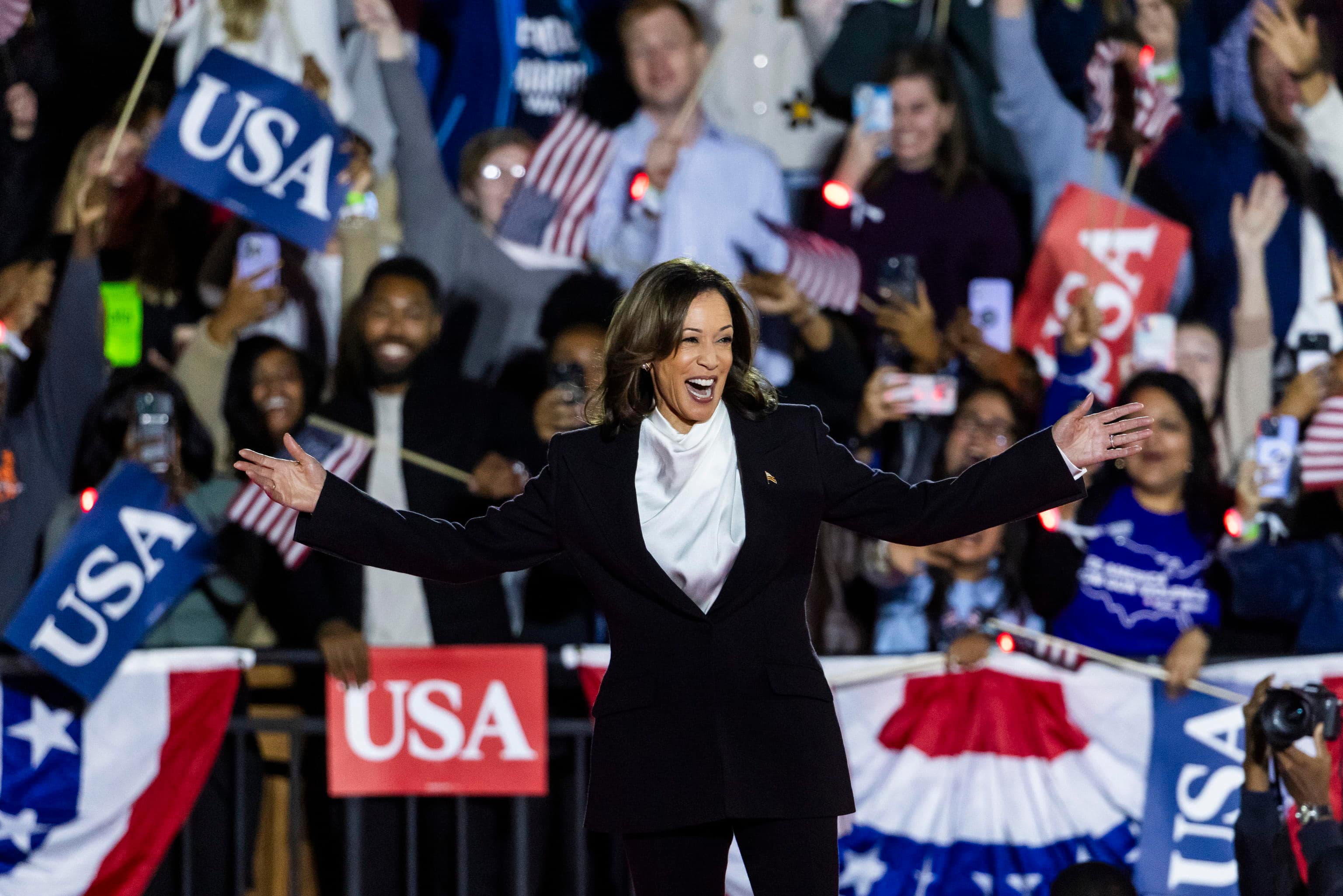 epaselect epa11691500 US Vice President and current Democratic presidential nominee Kamala Harris arrives at her 'closing arguments' rally on the Ellipse in Washington, DC, USA, 29 October, 2024. With Election Day one week away, polls show the presidential race between Harris and former President and Republican nominee Donald Trump is a toss up.  EPA/JIM LO SCALZO