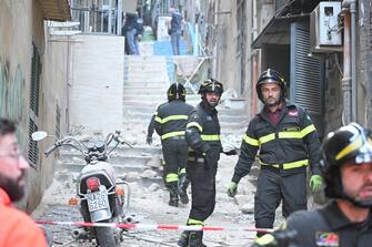 Un'esplosione, accompagnata da un forte odore di gas si è verificata al quarto piano di un palazzo ai Gradini San Matteo a Toledo ai Quartieri Spagnoli, a Napoli. Sono caduti pezzi di intonaco sulla scalinata sottostante dove si trova l'ingresso del palazzo nel quartiere affollato dai turisti. Una coltre di polvere ricopre le auto parcheggiate e tutta la gradinata sottostante è ricoperta di pietre. Tanta la paura, ma nessun ferito. Sul posto vigili del fuoco e polizia che hanno transennato la zona e fatto allontanare le persone prima di iniziare le verifiche nel palazzo, Napoli, 27 aprile 2024.
ANSA/ CIRO FUSCO