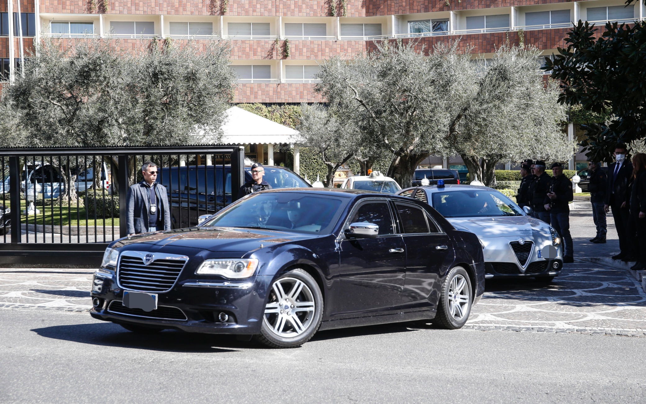 Auto della delegazione cinese lasciano l'hotel del vertice per una pausa Alcune auto con a bordo membri delle delegazione cinese lasciano l hotel Rome Cavalieri, nel giorno dei colloqui tra il consigliere per la sicurezza nazionale Usa Jack Sullivan e il responsabile della politica estera del partito comunista cinese Yang Jiechi, Roma 14 marzo 2022. ANSA/FABIO FRUSTACI