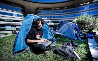 Gli studenti universitari con le loro tende manifestano contro il caro affitti all'esterno dell'università Campus Einaudi, Torino, 25 settembre 2023. ANSA/TINO ROMANO