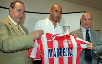 MD17-19980616-MADRID,SPAIN: Spanish team Atletico de Madrid new player Stefano Torrisi (C) poses holds a shirt of his new team as poses for picture with the President of the club Jesus Gil (L) and the new team coach Arrigo Sacchi,  at Vicente Calderon stadium in Madrid, 16 June.      EPA/EFE/Kote Rodrigo