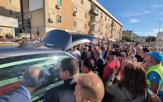 funerali totò schillaci Folla di persone circonda la bara del calciatore Totò Schillaci al quartiere CEP di Palermo nel giorno del funerale, 20 settembre 2024 ANSA / Igor Petyx --- Crowd of people surround the coffin of footballer Totò Schillaci in the CEP district of Palermo on the day of the funeral, 20 september 2024 ANSA / Igor Petyx