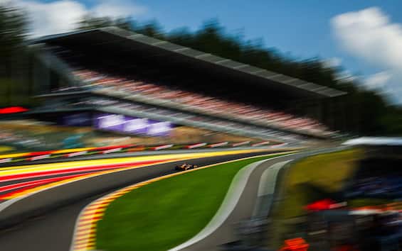 https://static.sky.it/editorialimages/5fa726a4bbb28ed063b274eb4561c8f31b728db7/skysport/it/motori/formula-1/video/2025/07/25/f1-gp-spa-gene-commento-video/piastri-ipa_spa_.jpg?im=Resize,width=565