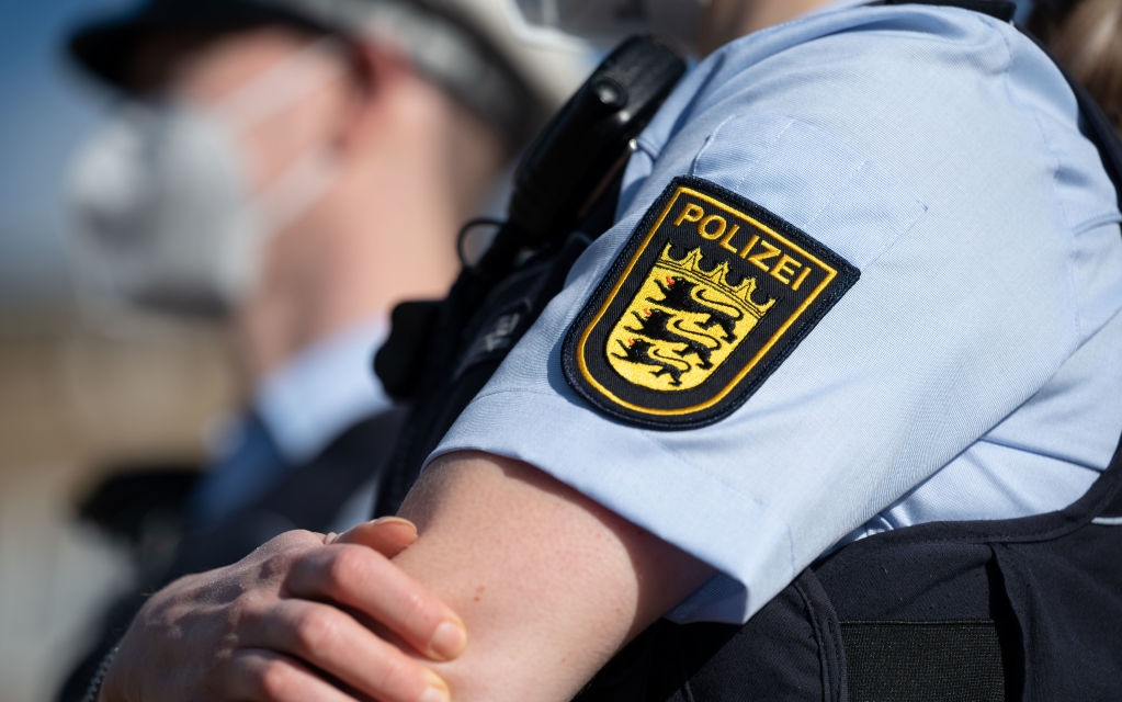 PRODUCTION - 25 February 2022, Baden-Wuerttemberg, Stuttgart: Police officers talking to a passerby on Schlossplatz while on patrol. Photo: Marijan Murat/dpa (Photo by Marijan Murat/picture alliance via Getty Images)