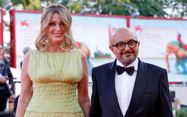  Italian Culture Minister Gennaro Sangiuliano (R) and his wife Federica Corsini arrive for the opening ceremony and screening of 'Beetlejuice Beetlejuice' at the 81st annual Venice International Film Festival, in Venice, Italy, 28 August 2024. The movie is presented out of competition at the festival running from 28 August to 07 September 2024.  ANSA/FABIO FRUSTACI