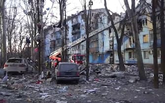 Una immagine dell'attacco missilistico russo lanciato sulla città di Zaporizhzhia, nell'Ucraina meridionale, che ha colpito un edifico residenziale, in una immagine pubblicata sul canale Telegram di Zelensky, 2 marzo 2023. TELEGRAM ZELENSKY +++ ATTENZIONE LA FOTO NON PUO' ESSERE PUBBLICATA O RIPRODOTTA SENZA L'AUTORIZZAZIONE DELLA FONTE DI ORIGINE CUI SI RINVIA+++ NPK +++