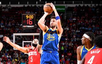 HOUSTON, TX - OCTOBER 29: Klay Thompson #11 of the Golden State Warriors shoots the ball during the game against the Houston Rockets on October 29, 2023 at the Toyota Center in Houston, Texas. NOTE TO USER: User expressly acknowledges and agrees that, by downloading and or using this photograph, User is consenting to the terms and conditions of the Getty Images License Agreement. Mandatory Copyright Notice: Copyright 2023 NBAE (Photo by Logan Riely/NBAE via Getty Images)