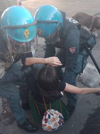 Blocco stradale davanti a Palazzo di Giustizia e vernice lavabile versata sulla fontana dei Malavoglia, colorandola di arancione nell'adiacente piazza Verga: sono le due azioni di 'disobbedienza civile' realizzate a Catania da aderenti alla campagna Fondo riparazione, promossa da Ultima generazione, 10 novembre 2023.
ANSA/ UFFICIO STAMPA ULTIMA GENERAZIONE ++HO  - NO SALES EDITORIAL USE ONLY +NPK+