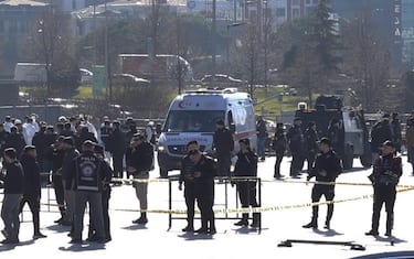 epa11130730 Police secure the area following an attack in front of the Istanbul Courthouse in Istanbul, Turkey, 06 February 2024. According to Turkey's Interior Minister Ali Yerlikaya, an attack on an Istanbul courthouse has left two people dead and five injured.  EPA/BERK OZKAN