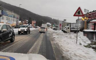 Foto fornita dalla protezione civile che documenta la nevicata in Liguria che ha bloccato Tir e auto sulla A7 tra Bolzaneto e Busalla, Genova, 4 dicembre 2020. ANSA/UFFICIO STAMPA PROTEZIONE CIVILE