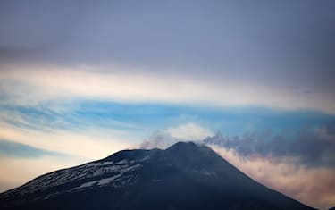 Il risveglio del Vulcano Etna. Nel tardo pomeriggio del 2 aprile 2024 si è aperta una piccola bocca sull'orlo nord-orientale del Cratere di Sud-Est, che ha prodotto degli sbuffi di gas incandescente. Il mattino dopo era evidente che questi sbuffi stavano producendo una quantità impressionante di anelli di vapore (Catania - 2024-04-05, Angela Platania) p.s. la foto e' utilizzabile nel rispetto del contesto in cui e' stata scattata, e senza intento diffamatorio del decoro delle persone rappresentate