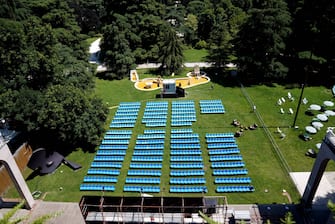 Fase 3 , ultimi preparativi per il cinema e teatro all' aperto nel giardino della Triennale di Milano