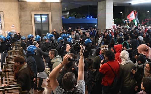 Scontri tra manifestanti ProPal e forze dell ordine durante l occupazione della Stazione Ferroviaria di Santa Maria Novella per protestare contro l attacco alla Global Sumud Flotilla. Firenze 02 Ottobre 2025. ANSA/CLAUDIO GIOVANNINI - - - - - - - - - - - - - - Clashes between protesters ProPal and law enforcement officers during the occupation of the Santa Maria Novella train station to protest the attack on the Global Sumud Flotilla. Florence, October 2, 2025. ANSA/CLAUDIO GIOVANNINI
