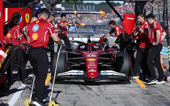 https://static.sky.it/editorialimages/60029c395964c0966b6b55b03b2f594e3b7f2223/skysport/it/motori/formula-1/video/2025/05/17/f1-gp-imola-capelli-commento-video/ferrari_box_ipa.jpg?im=Resize,width=565