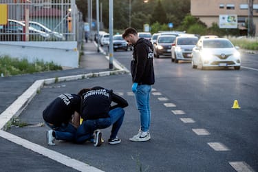 Rilievi sul luogo della sparatoria, Roma, 23 maggio 2024.
Ferita da un colpo di pistola mentre si trovava in auto con un'amica. Un proiettile esploso da un altro veicolo che potrebbe aver centrato la donna per errore. Spari nel pomeriggio alla periferia di Roma. È accaduto all'incrocio tra via Prenestina e via della Riserva Nuova. A rimanere ferita una 81enne originaria di Reggio Calabria che è stata trasportata in ospedale in gravi condizioni e sarebbe in pericolo di vita.
ANSA/ANGELO CARCONI