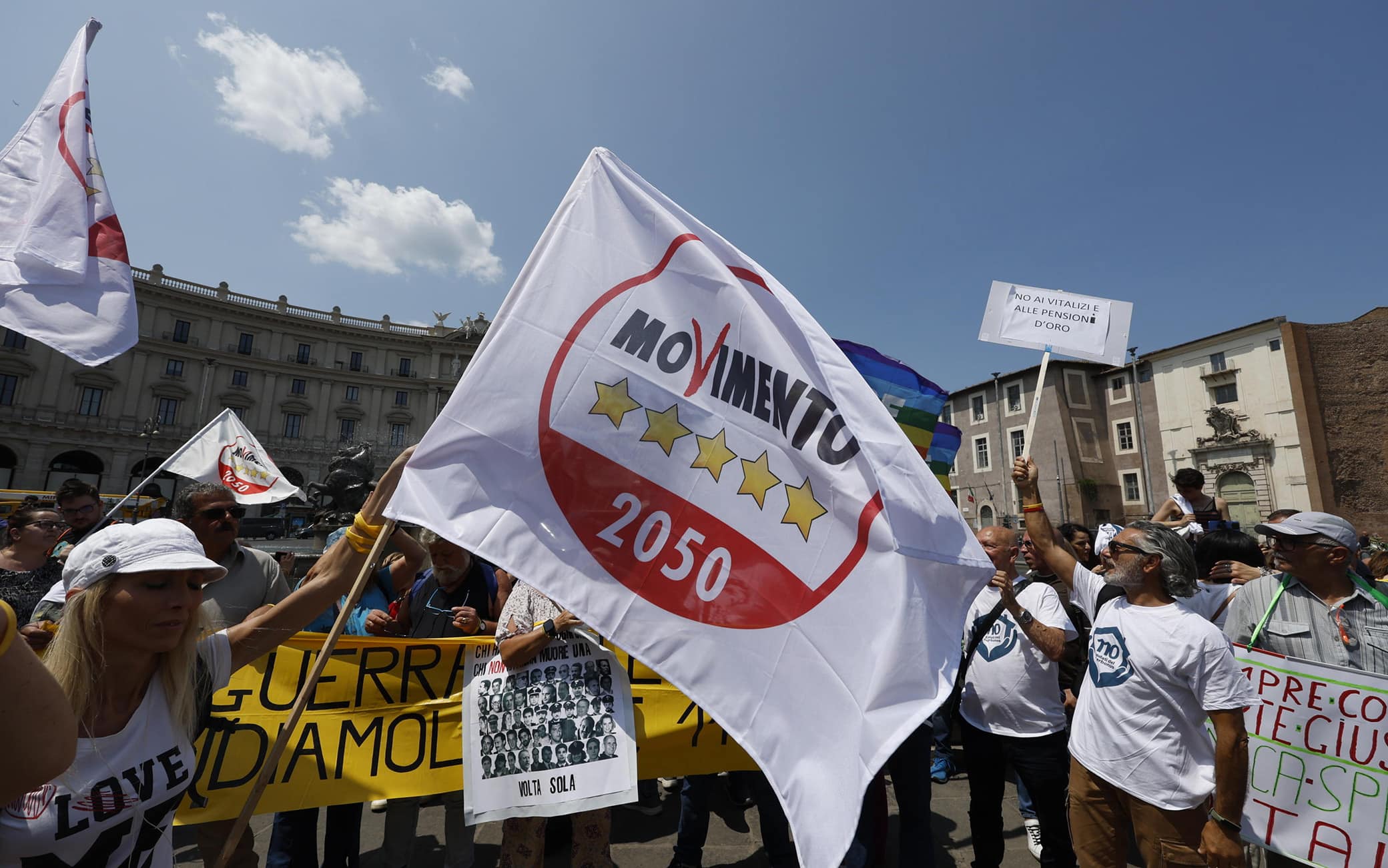 I manifestanti prima della partenza del corteo La manifestazione organizzata dal Movimento 5 Stelle contro il lavoro precario Basta Vite Precarie, Roma 17 giugno 2023.
ANSA/FABIO FRUSTACI