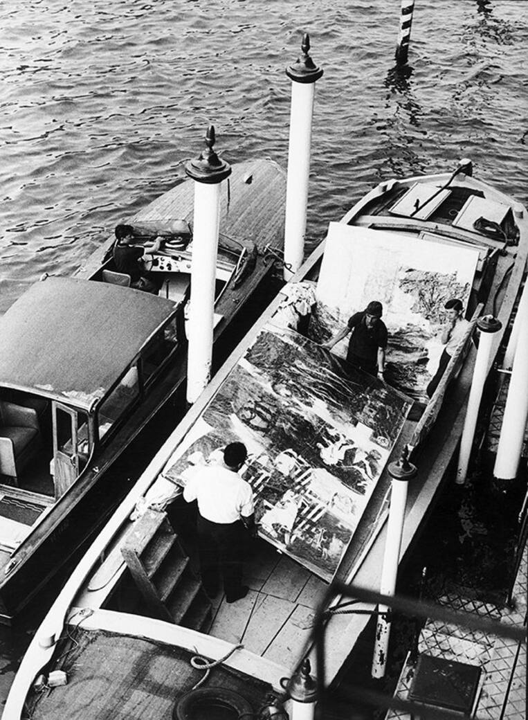 Ugo Mulas, Transportation of works by Robert Rauschenberg, 32nd International Art Exhibition Biennale, Venice, 1964. Silver gelatine. Courtesy Archivio Ugo Mulas, Milán. Photo: Ugo Mulas © Ugo Mulas Heirs. All rights reserved