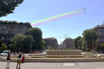 Frecce Tricolore in Piazza Castello / Cairoli, primo evento per celebrare la festa della Repubblica del 2 Giugno e per rendere omaggio alle zone piu' colpite dal Coronavirus