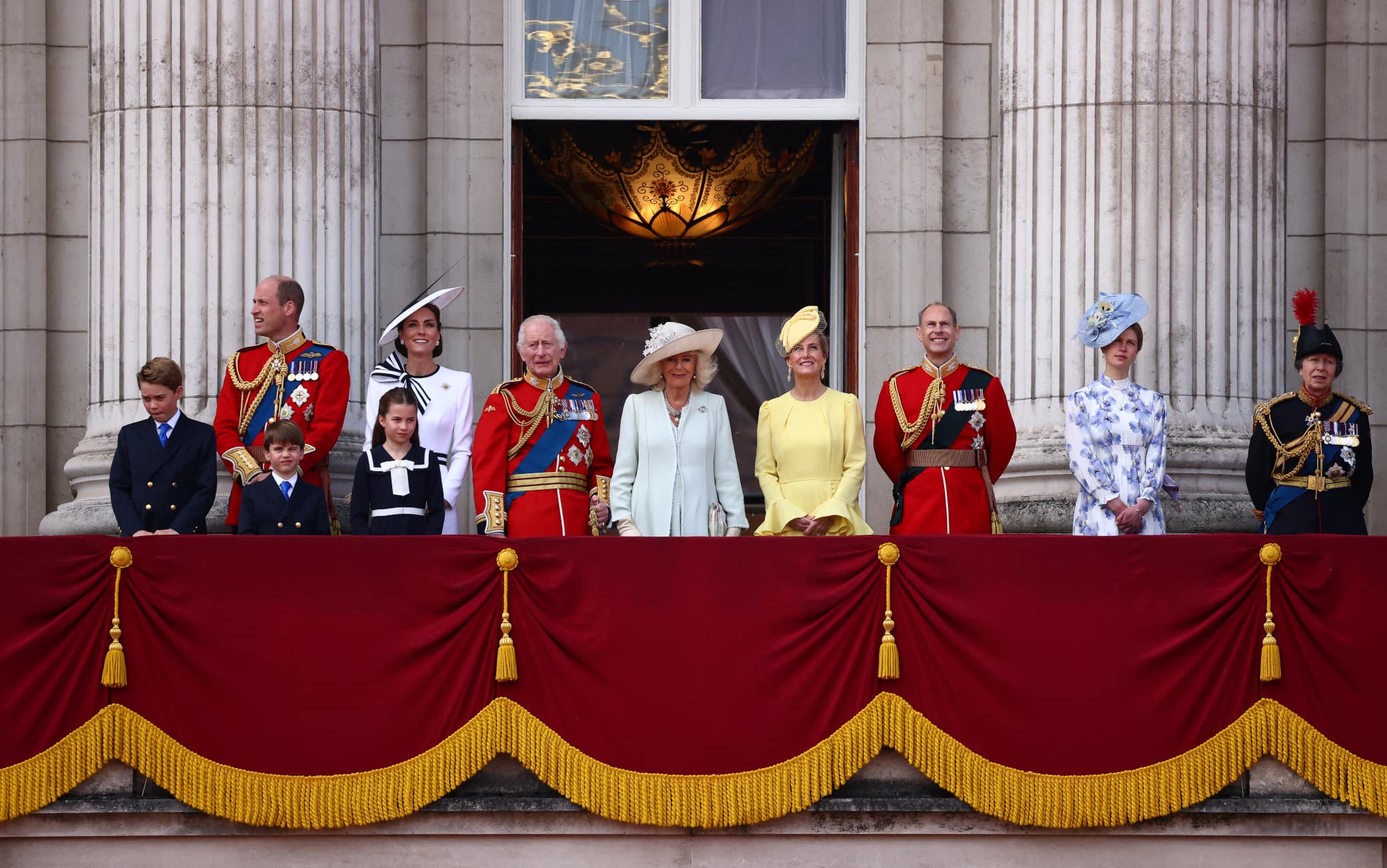 La famiglia reale saluta dal balcone