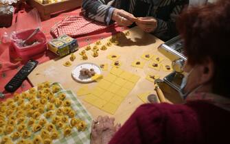 Praparazione dei tortellini per il pranzo di Natale