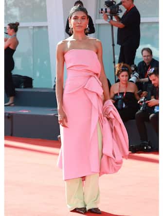03-Thalissa-Teixeira-venezia-red-carpet-getty - 1
