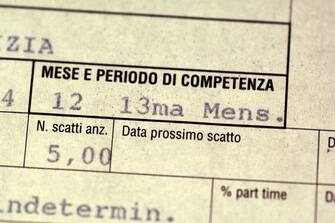 DOCUMENTO MODULO DELLA BUSTA PAGA CON LA 'TREDICESIMA' (MILANO - 2005-12-08, Letizia Mantero) p.s. la foto e' utilizzabile nel rispetto del contesto in cui e' stata scattata, e senza intento diffamatorio del decoro delle persone rappresentate