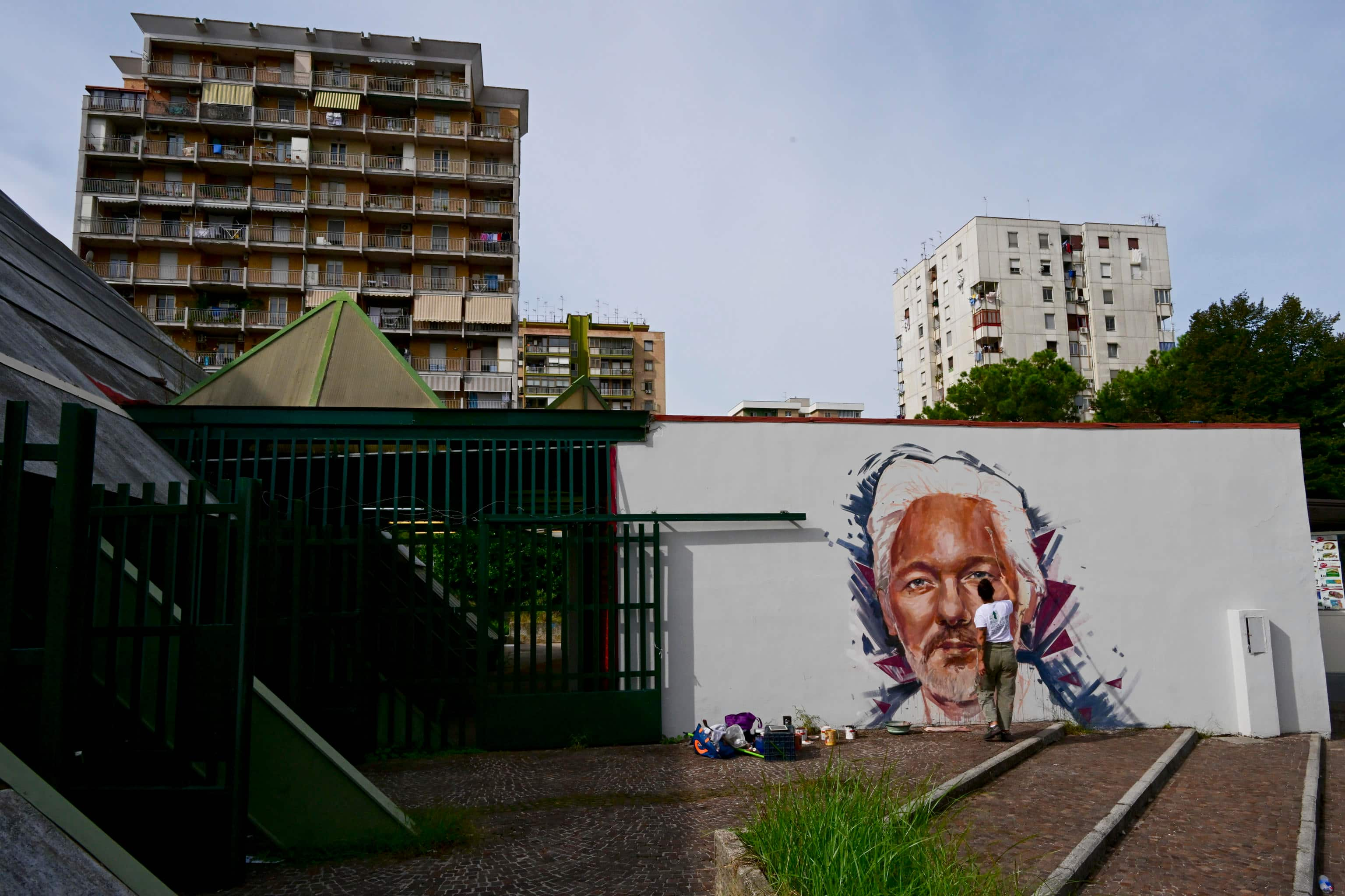 Il murale dedicato a Julian Assange realizzato a  Scampia dalla writer napoletana Trisha su proposta dal Coordiamento periferie unite per celebrare la delibera comunale che lo scorso 28 settembre ha deciso di concedere la cittadinanza onoraria al giornalista australiano, Napoli, 18 ottobre  2023. 
The mural dedicated to Julian Assange created by Italian artist Trisha, in district of Scampia in Naples, Italy, 18 October 2023. 
ANSA/CIRO FUSCO