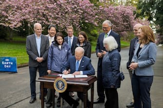 A Seattle Biden ha firmato un ordine esecutivo che punta a ripristinare le foreste nazionali devastate da incendi e siccità; un ordine esecutivo che mette le basi per la protezione di alcuni degli alberi più grandi e antichi delle foreste americane