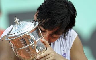 Francesca Schiavone of Italy kisses the winner's trophy as she celebrates her straight sets victory over Samantha Stosur of Australia in the women's singles final for the French Open tennis tournament at Roland Garros in Paris, France, 05 June 2010.
ANSA/FELIPE TRUEBA