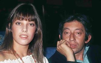 (FILES) French singer Serge Gainsbourg and British actress Jane Birkin pose in September 1970. British-French singer and actress Jane Birkin died at 76, it was announced on July 16, 2023. (Photo by AFP)