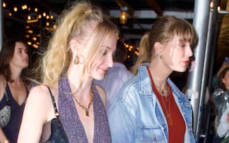 Taylor has Italian food with a friend then goes for drinks at Temple Bar on Laffayette



Pictured: Taylor Swift

Ref: SPL9928594 200923 NON-EXCLUSIVE

Picture by: BeautifulSignatureIG / Shutterstock / SplashNews.com



Splash News and Pictures

USA: 310-525-5808 
UK: 020 8126 1009

eamteam@shutterstock.com



World Rights,