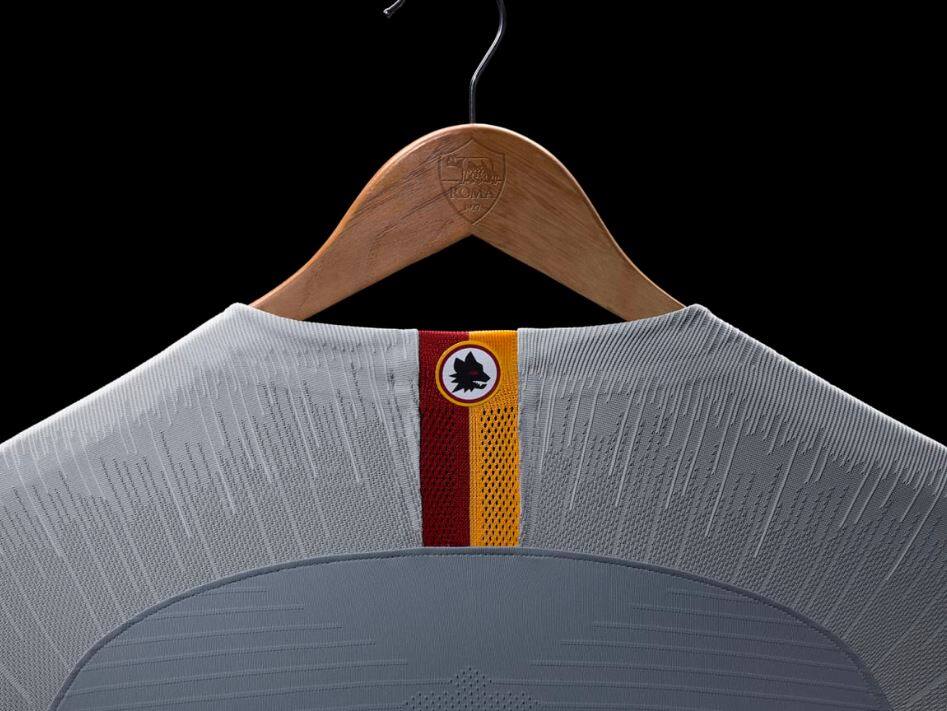 La nuova maglia da trasferta della Roma, foto sito Roma