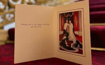 rRe Carlo III e la regina Camilla, in occasione delle prossime festività del Natale, hanno condiviso sul profilo Twitter della Royal Family una foto che li ritrae mentre indossano le vesti e le corone nella sala del trono di Buckingham Palace. Carlo porta la corona imperiale, Camilla quella della regina Mary, Londra,10 dicembre 2023. TWITTER ROYAL FAMILY +++ATTENZIONE LA FOTO NON PUO' ESSERE PUBBLICATA O RIPRODOTTA SENZA L'AUTORIZZAZIONE DELLA FONTE DI ORIGINE CUI SI RINVIA+++ +++NO SALES; NO ARCHIVE; EDITORIAL USE ONLY+++NPK+++