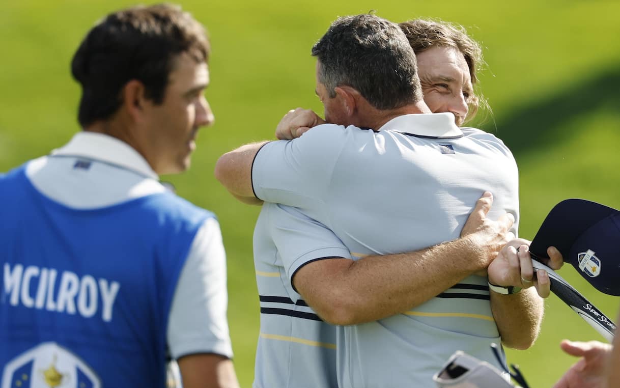 https://static.sky.it/editorialimages/60867e1e8daa399445df032197f0773c184f9b05/skysport/it/altri-sport/golf/video/2025/09/27/ryder-cup-2025-golf-risultati-giorno-1-1038952/ryder_cip_mc_ilroy.jpg?im=Resize,width=1218