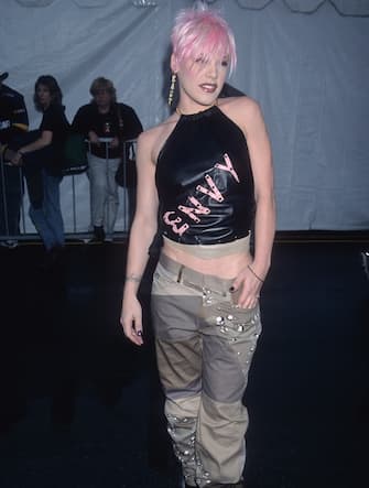 Pink look iconici LOS ANGELES - JANUARY 8: Singer Pink attends the 28th Annual American Music Awards on January 8, 2001 at the Shrine Auditorium in Los Angeles, California. (Photo by Ron Galella, Ltd./Ron Galella Collection via Getty Images)