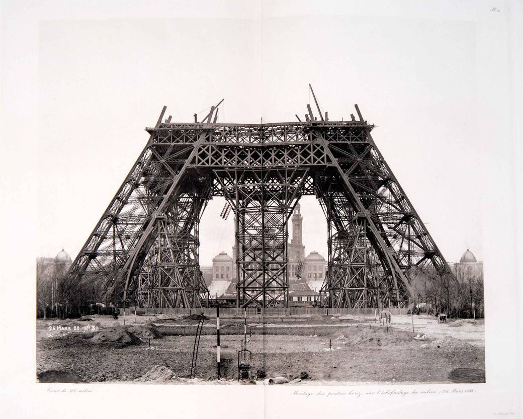 4_1._La_tour_en_construction_1888-1889._Photo._tirées_de_Gustave_Eiffel_La_tour_de_Trois_cents_mètres_Paris_Sté_des_imprimeries_Lemercier_1900_(1).jpg
