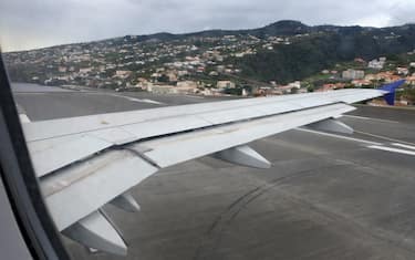 22 November 2018, Portugal, Santa Cruz: A plane takes off from the airport, Aeroporto da Madeira, on the Portuguese island of Madeira. Photo: Holger Hollemann/dpa