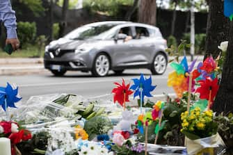 Peluche, fiori e bigliettini nel luogo in cui è morto Manuel Proietti, il bambino rimasto coinvolto in un terribile incidente causato da una Lamborghini che ha travolto la Smart guidata dalla mamma, a Casal Palocco, Roma, 15 giugno 2023. ANSA/EMANUELE VALERI