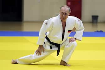 epa07370862 Russian President Vladimir Putin attends a training session on tatami with the Russian national judo team at the Yug-Sport sport and training center in the Black sea resort of Sochi, Russia, 14 February 2019.  EPA/MICHAEL KLIMENTYEV/SPUTNIK/KREML / POOL MANDATORY CREDIT  / ALTERNATIVE CROP