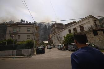 Il fuoco  lambisce le case e i palazzi ed è stato spento in tempo a Palermo, Sicilia, Italia, 25 luglio 2023.  The fire licked the houses and buildings and was put out in time in Palermo, Sicily, Italy, July 25, 2023. The Palermo Airport was temporarily closed to air traffic in the morning of 25 July after wildfires in the hills around the Sicilian city reached the airport perimeter.
ANSA/Lucio Ganci