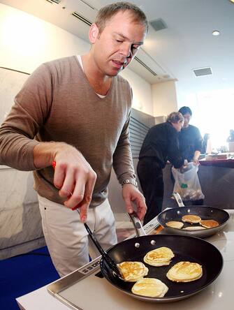 Tokyo, JAPAN:  Australian chef Bill Granger cooks pancakes for tasting of his famous breakfast plates in Tokyo, 21 December 2006. Grenger will serve Christmas brunch menu this weekend with a price of 2,500 yen (21 USD) as a part of Australian government sponsored tourism campaign.    AFP PHOTO / Yoshikazu TSUNO  (Photo credit should read YOSHIKAZU TSUNO/AFP via Getty Images)