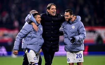 epa10965436 Inter's coach Simone Inzaghi (C) celebrates with his players Alexis Sanchez (L) and Hakan Calhanoglu after the UEFA Champions League soccer Group D soccer match between RB Salzburg and Inter Milan, in Salzburg, Austria, 08 November 2023.  EPA/Christian Bruna
