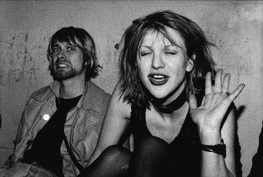 LOS ANGELES- DECEMBER 4: Kurt Cobain and Courtney Love pose for photograph, Kurt grimacing for the camera and Courtney waving, on VIP balcony during Mudhoney concert at the Hollywood Palladium on December 4, 1992 in Los Angeles, California. (Photo by Lindsay Brice/Getty Images)