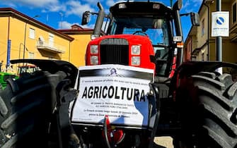 La protesta di agricoltori e imprenditori agricoli dell'Irpinia che, contestando le politiche agricole dell'Ue , hanno portato in corteo oltre cento trattori che si sono concentrati nell'area industriale di Flumeri, 29 gennaio 2024. ANSA