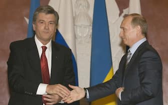 Russia's President Vladimir Putin (R) and his Ukraine's counterpart Viktor Yushchenko meet in Moscow's Kremlin, February 12, 2008. Yushchenko met Putin for last-ditch talks in the Kremlin on Tuesday, hours before a Moscow-imposed deadline on Kiev to pay its gas debts or face supply cuts.  AFP PHOTO / POOL / SERGEI KARPUKHIN (Photo credit should read SERGEI KARPUKHIN/AFP via Getty Images)